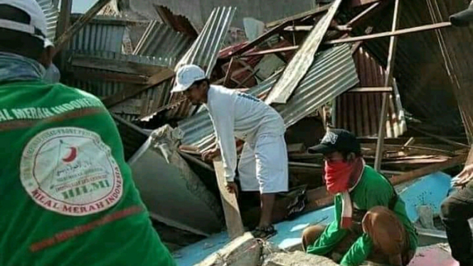Relawan FPI bantu penanganan korban Gempa Bumi di Palu, Sulawesi Tengah.