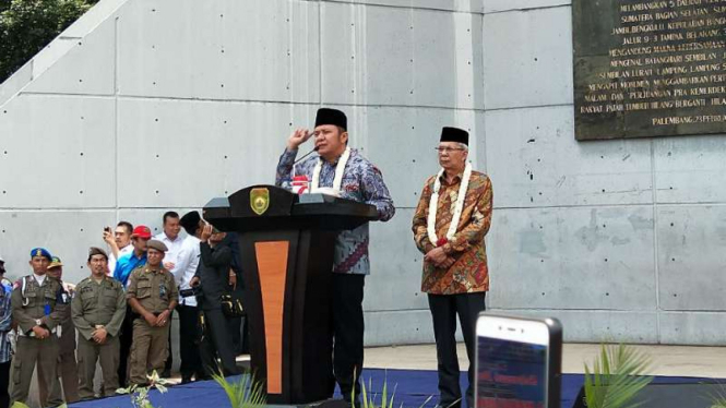 Gubernur Sumatera Selatan Herman Deru menyampaikan pidato pertamanya di Monumen Perjuangan Rakyat di Palembang pada Selasa, 2 Oktober 2018.