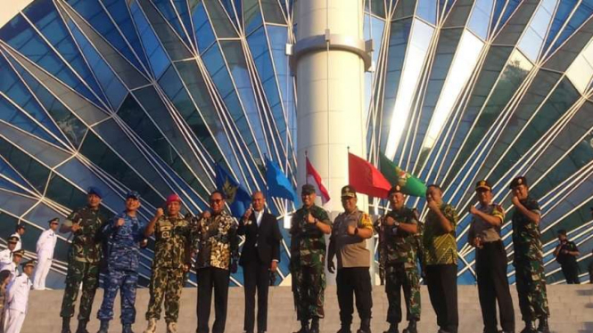 Pawai Bendera Merah Putih HUT TNI ke-73 diterima Gubernur NTT Victor Laiskodat