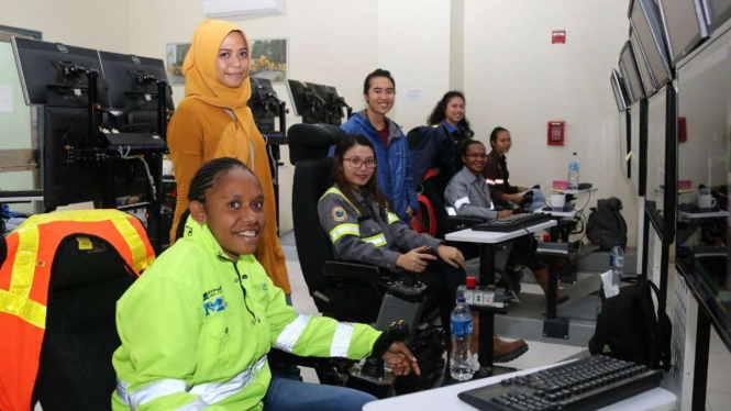 Para operator Minegem wanita di tambang Freeport Indonesia.
