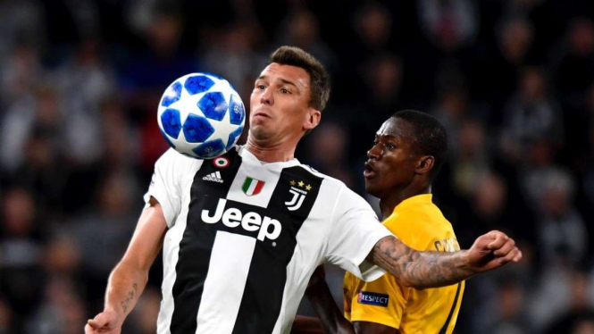 Penyerang Juventus, Mario Mandzukic, saat hadapi Young Boys.