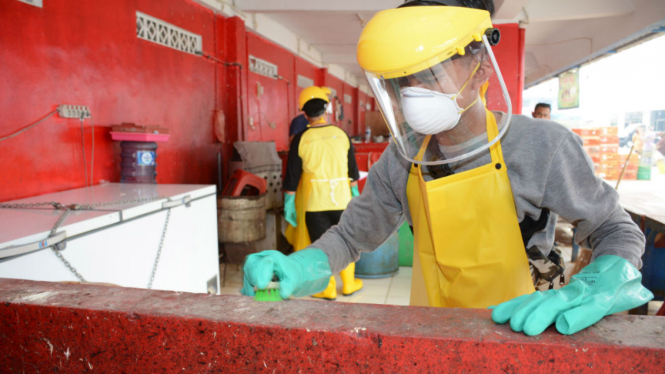 Praktik Pembersihan dan Disinfeksi unggas di Pasar Kemis, Tangerang