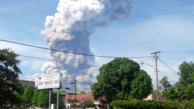 Gunung Soputan di Sulawesi Utara meletus, Rabu, 3 Oktober 2018.