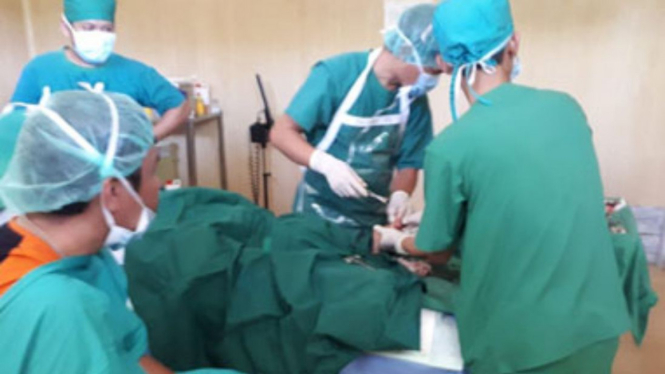 Dokter mengoperasi korban bencana Donggala 
