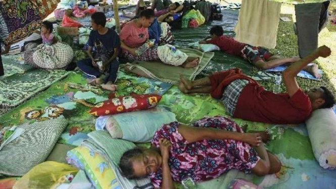 Pengungsi berisitirahat di tenda pengungsian di Lapangan Vatulemo, Palu, Sulteng.