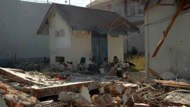 Reruntuhan dinding Lapas Kelas II A Palu, di Palu, Sulawesi Tengah