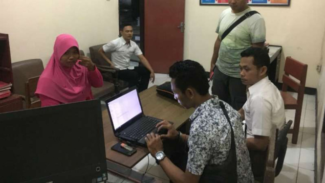 Polisi memeriksa seorang ibu rumah tangga alias emak-emak tersangka penyebar hoax potensi gempa di Markas Polda Nusa Tenggara Barat di Mataram pada Rabu, 3 Oktober 2018.