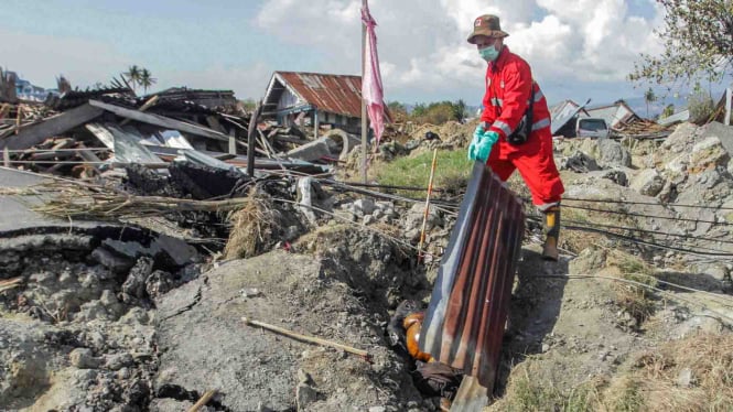 Tim penyelamat dari Manggala Agni mencari korban gempa dan tsunami di kawasan Kampung Petobo, Palu, Sulawesi Tengah, Selasa, 2 Oktober 2018.