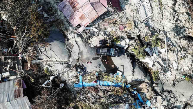 Kondisi bangunan dan jalanan yang rusak akibat gempa 7,4 pada skala richter (SR), di kawasan Kampung Petobo, Palu, Sulawesi Tengah, Selasa, 2 Oktober 2018.