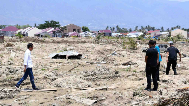 Presiden Joko Widodo mengunjungi lokasi yang rusak akibat gempa di kawasan Petobo, Palu, Sulawesi Tengah, Rabu, 3 Oktober 2018.