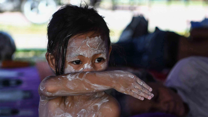 Seorang anak berada di tenda pengungsian di Lapangan Vatulemo, Palu, Sulawesi Tengah