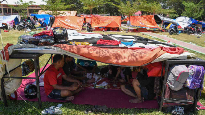 Pengungsi berisitirahat di tenda pengungsian di Lapangan Vatulemo, Palu, Sulawesi Tengah