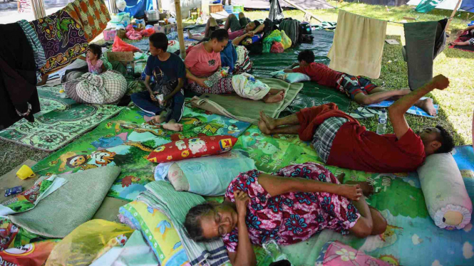 Pengungsi beristirahat di tenda pengungsian di Lapangan Vatulemo, Palu, Sulawesi Tengah.