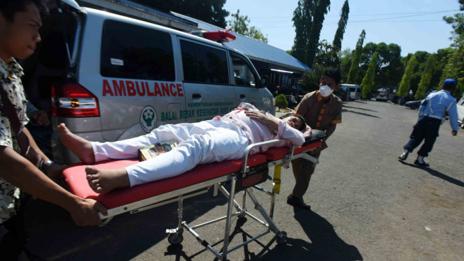 Tim medis mengevakuasi korban luka-luka gempa dan tsunami Palu-Donggala setibanya di Lanud Hasanuddin Makassar, Sulawesi Selatan