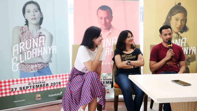 Artis pemeran utama Film Aruna dan Lidahnya, Dian Sastro (tengah), Oka Antara (kanan) dan Hannah Al Rashid (kiri) memberikan keterangan kepada wartawan saat acara Meet and Greet di Ayani Megamall, Pontianak, Kalimantan Barat