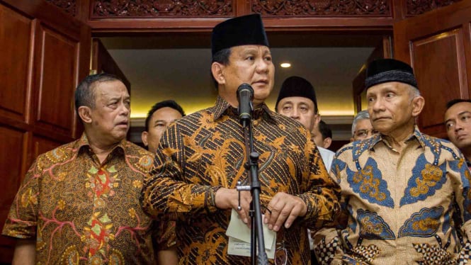 Calon Presiden nomor urut 02 Prabowo Subianto (tengah) bersama Badan Pemenangan Nasional Prabowo - Sandiaga.