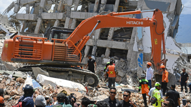 Presiden Joko Widodo didampingi sejumlah menteri Kabinet Kerja mengawasi proses evakuasi korban gempa di reruntuhan Hotel Roaroa di Palu, Sulawesi Tengah, Rabu (3/10).