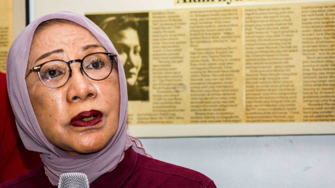 Anggota Badan Pemenangan Nasional (BPN) Prabowo-Sandiaga, Ratna Sarumpaet memberikan klarifikasi terkait pemberitaan penganiyaan terhadap dirinya di Kediaman Ratna Sarumpaet, Kawasan Bukit Duri, Jakarta