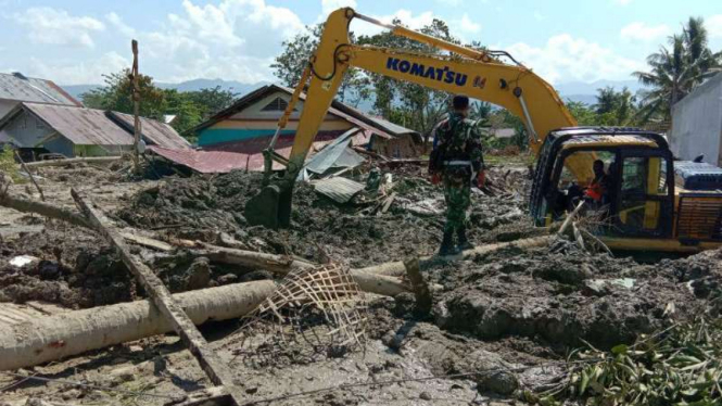 Pencarian warga di Kampung Petobo, Palu, yang tertimbun lumpur.