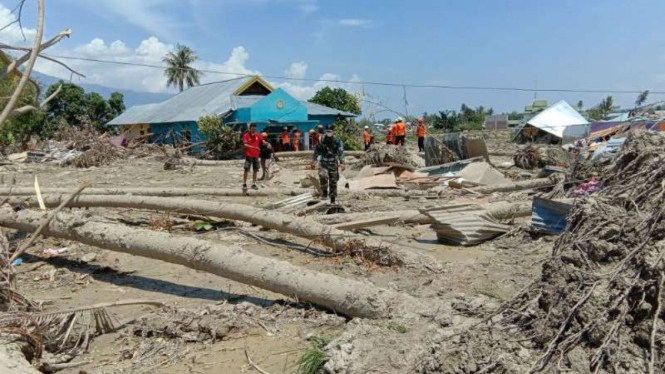Pencarian warga di Kampung Petobo, Palu, yang tertimbun lumpur.