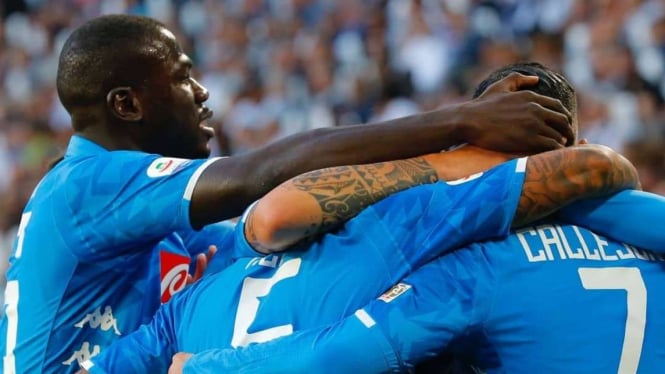 Pemain Napoli merayakan gol