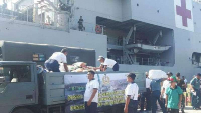 KRI dr Suharso-990 bertolak dari Pelabuhan Benoa di Bali menuju Palu.