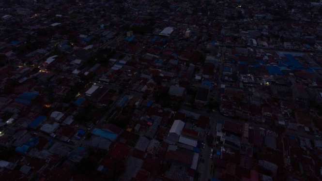 Suasana gelap di daerah Palu Selatan akibat masih terputusnya jaringan listrik di Palu, Sulawesi Tengah, Kamis, 4 Oktober 2018 dini hari.