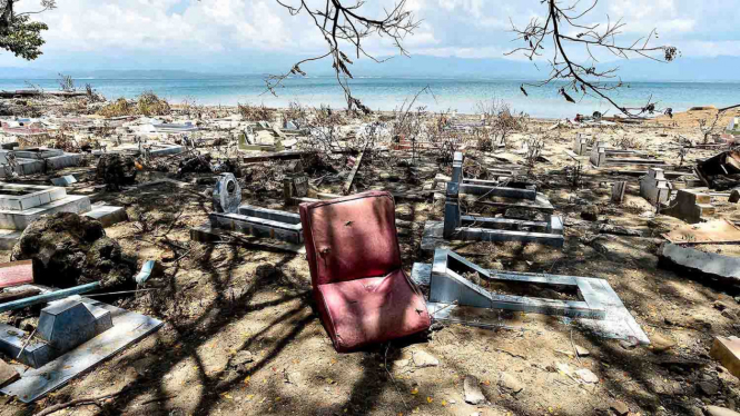 Bangku tergeletak di tempat pemakaman umum yang rusak akibat gempa dan tsunami di Desa Loli Saluran, Kecamatan Banawa, Donggala, Sulawesi Tengah, Rabu, 3 Oktober 2018.