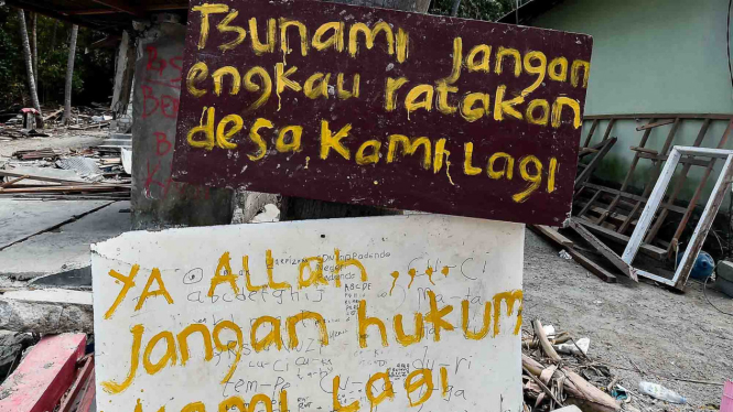 Tulisan buatan warga korban gempa dan tsunami di Desa Loli Saluran, Kecamatan Banawa, Donggala, Sulawesi Tengah, Rabu, 3 Oktober 2018.