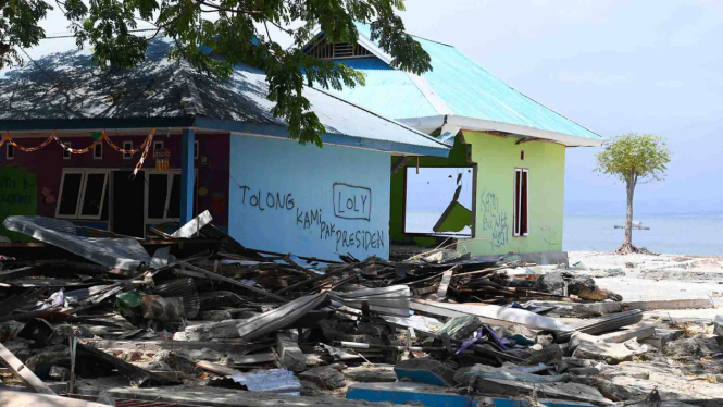 Rumah korban gempa dan tsunami bertuliskan permohonan pertolongan kepada presiden di Loli Saluran, Donggala, Sulawesi Tengah, Rabu, 3 Oktober 2018.