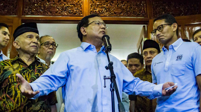 Calon Presiden dan Wakil Presiden nomor urut 02 Prabowo Subianto (tengah) dan Sandiaga Uno (kanan).