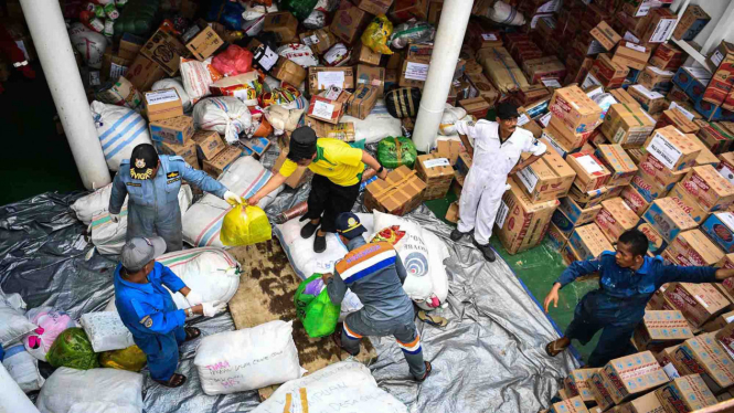 Petugas melakukan bongkar muat bantuan di KN De Brill saat bersandar di Pelabuhan Pantoloan, Palu, Sulawesi Tengah