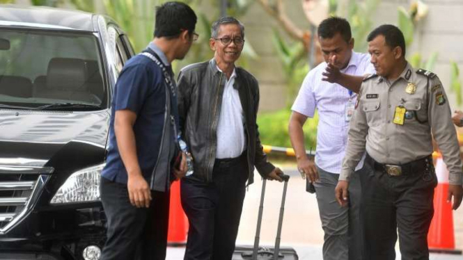 Kepala KPP Pratama Ambon La Masikamba (kedua kiri) tiba di Gedung KPK