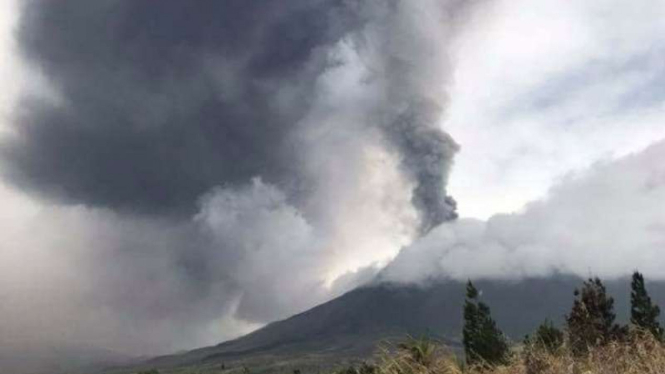 Gunung Soputan erupsi.