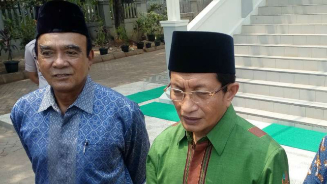 Imam Besar Masjid Istiqlal, Nasaruddin Umar (kanan), usai meresmikan Masjid At Taqwa di kompleks Universitas Pancasila, Jakarta, pada Kamis, 4 Oktober 2018.