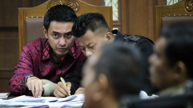 Terdakwa kasus suap dan gratifikasi terkait proyek-proyek di Dinas Pekerjaan Umum dan Perumahan Rakyat (PUPR) Provinsi Jambi, Zumi Zola (kiri) saat mengikuti sidang lanjutan di Pengadilan Tipikor, Jakarta