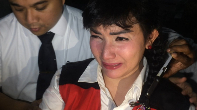 Roro Fitria menangis tersedu-sedu usai persidangan kasus narkoba.