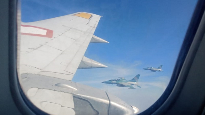 Jet tempur T-50 Golden Eagle di sisi kiri-kanan Pesawat Boeing 737 TNI AU