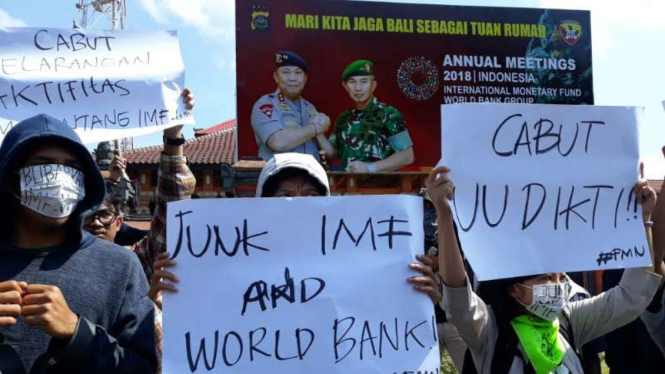 Aksi unjuk rasa memprotes kebijakan yang membatasi aktivitas publik di Bali saat gelaran Annual Meeting IMF-World Bank 2018. 