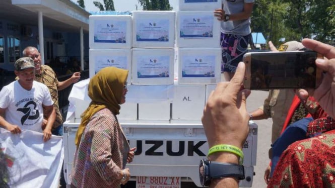 Universitas Hasanuddin atau Unhas mengirimkan 2.4 ton nugget ayam siap santap untuk para korban bencana gempa dan tsunami Palu, Donggala, dan Sigi di Sulawesi Tengah.