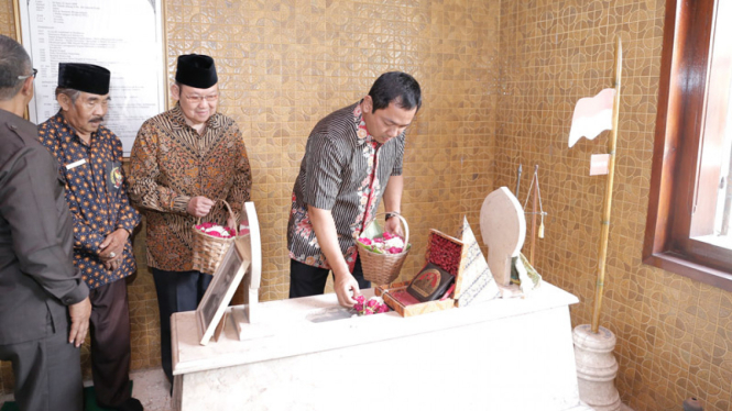 Walikota Semarang Hendrar Prihadi berziarah ke makam KRMT Wongsonegoro