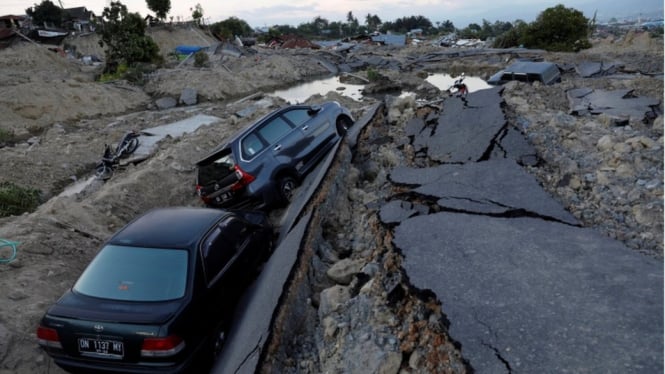 Sejumlah mobil terperosok di tanah yang amblas di kawasan Balaroa, Kota Palu, Sulawesi Tengah. - Reuters