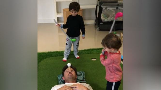 Balita bermain golf bersama ayahnya.