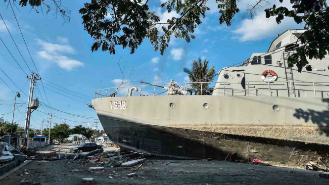 Kapal TNI AL yang terdampar di jalanan akibat tsunami pada Jumat, 28 September 2018 tampak di Watusampu, Ulujadi, Palu, Sulawesi Tengah, Kamis, 4 September 2018.