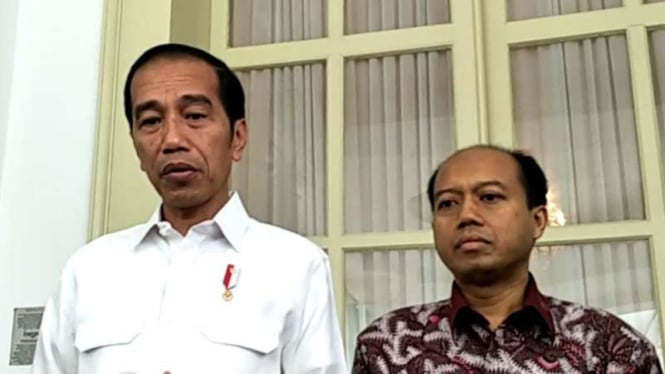 Humas BNPB Sutopo Purwo Nugroho (kanan) bersama Presiden Joko Widodo.