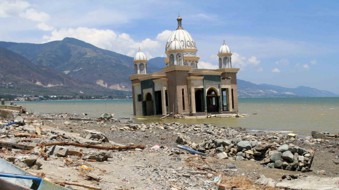 Kondisi  masjid Akhram Babul Rahman rusak akibat gempa dan tsunami yang terjadi satu pekan lalu di Palu, Sulawesi Tengah