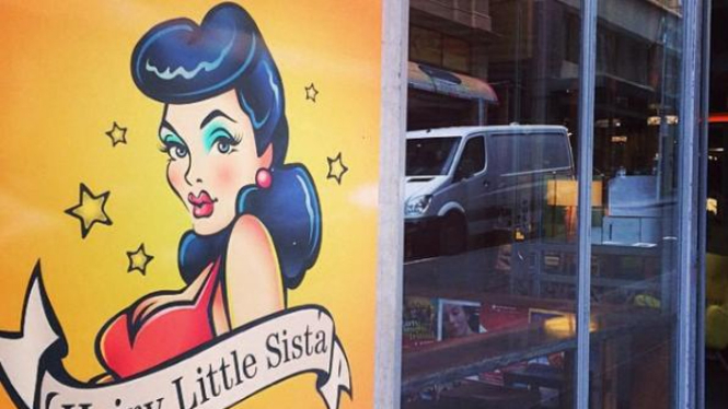 Salah satu bar yang didenda adalah Hairy Little Sista di Collins Street di pusat kota Melbourne.