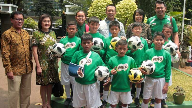 Menpora Imam Nahrawi menerima 8 anak Milo Football usai latihan di Barcelona.