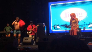 Kocaknya Aksi Vokalis Jiung Buka Baju Pakai Kolor di Synchronize Fest
