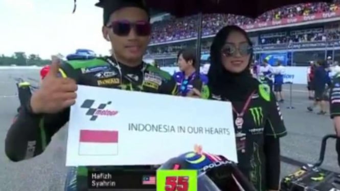 Hafizh Syahrin memperlihatkan pesan cinta untuk Indonesia.
